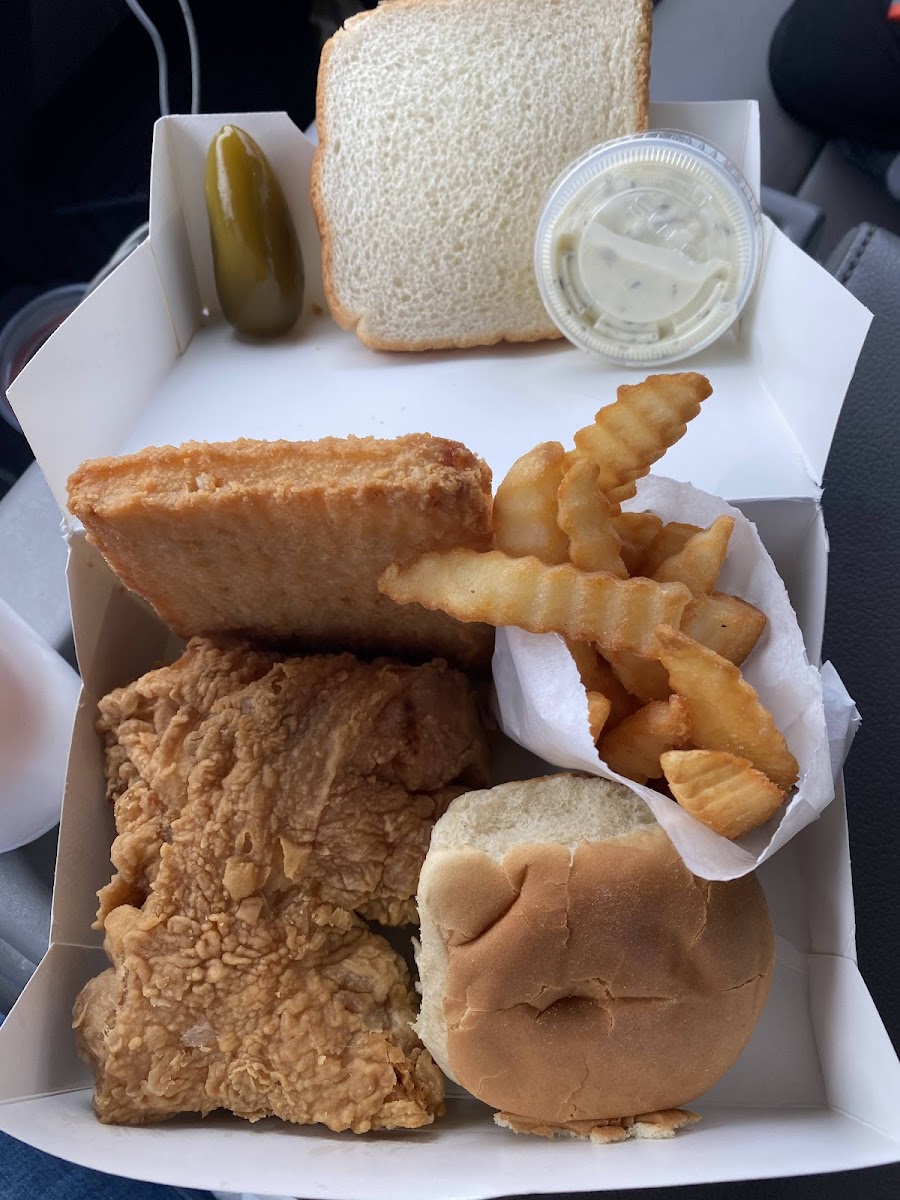 Che's Chicken & Burgers - Photo 6