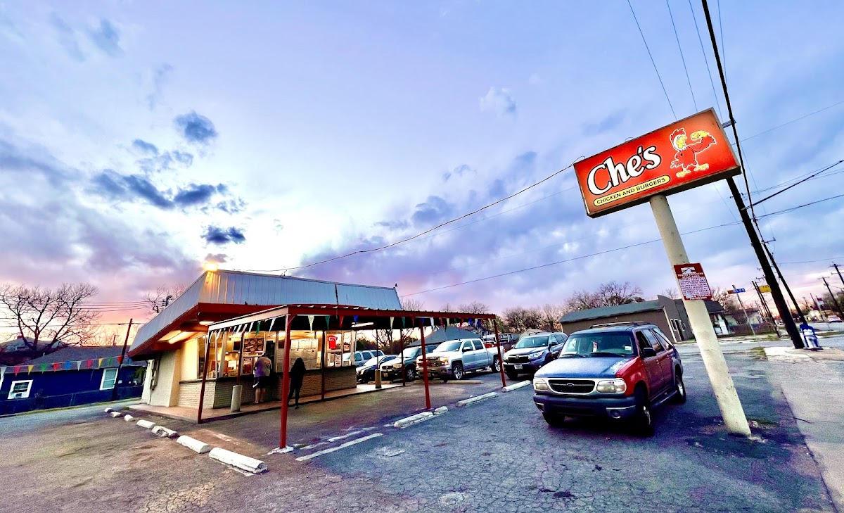 Che's Chicken & Burgers - Photo 8