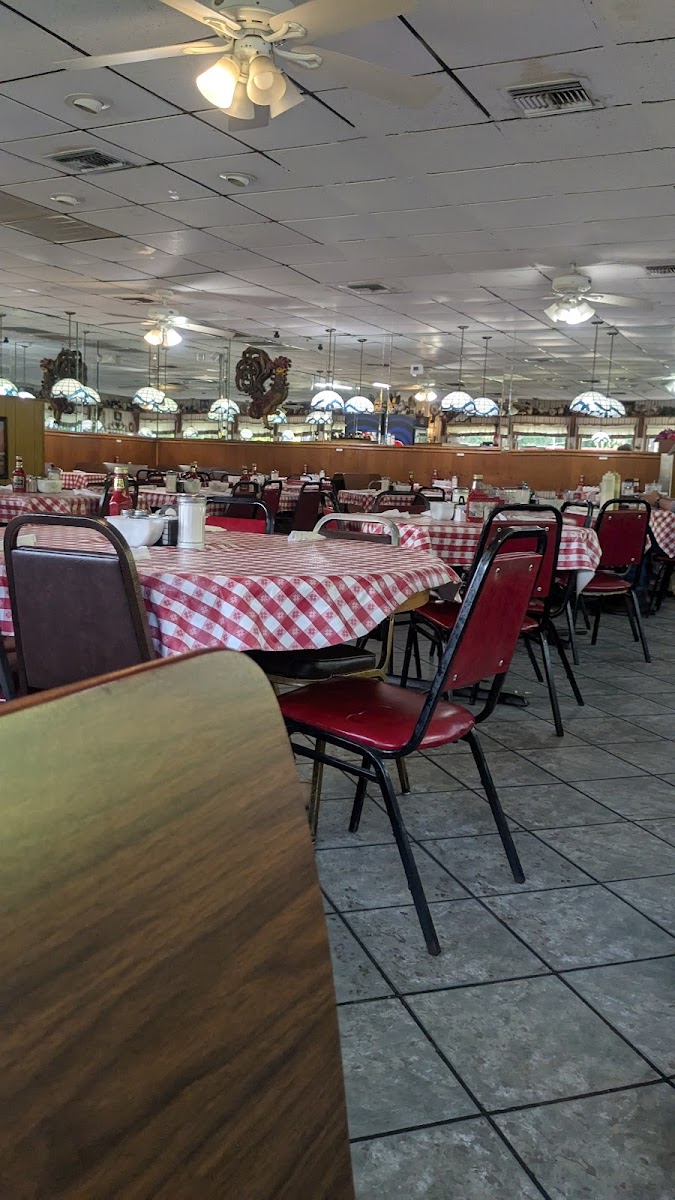 Roosters Cafe - Photo 4