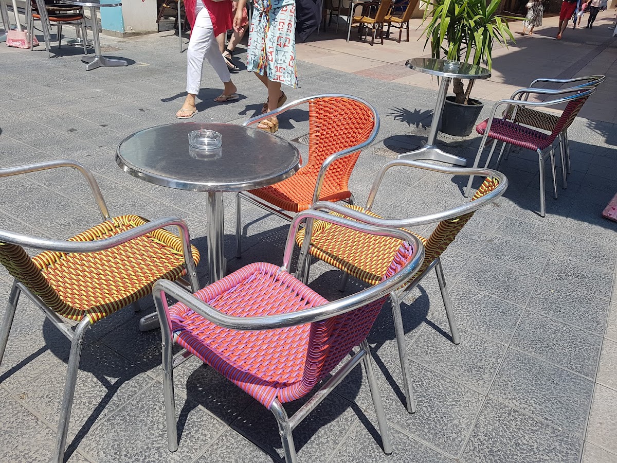Parrots Pub & Terrace