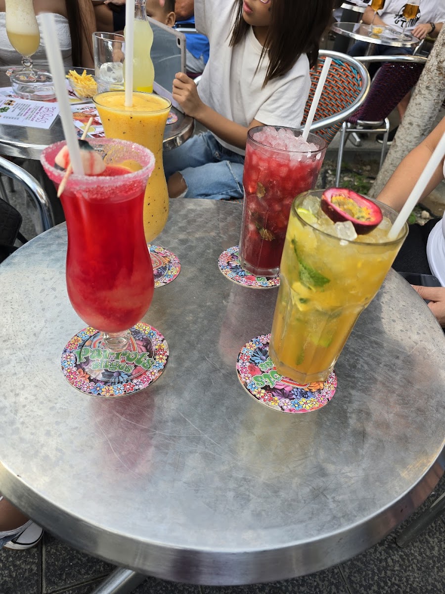 Parrots Pub & Terrace - Photo 3