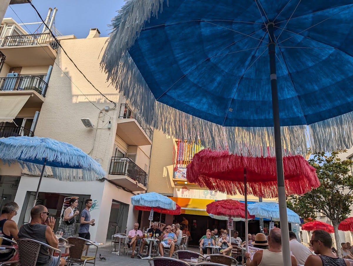 Parrots Pub & Terrace - Photo 7