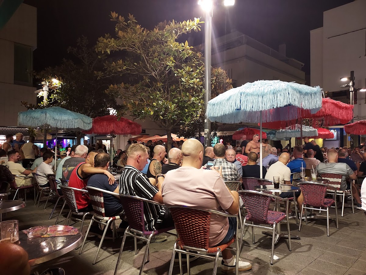 Parrots Pub & Terrace - Photo 8