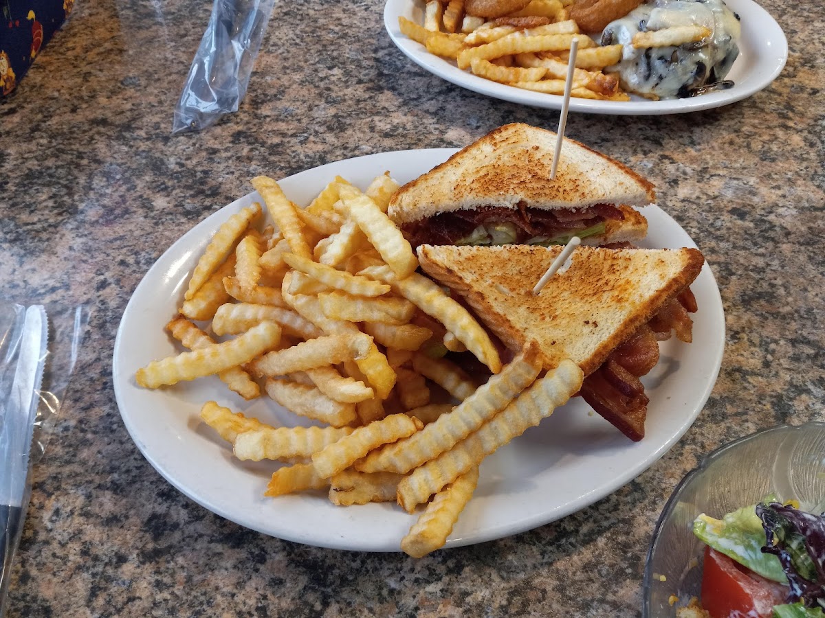 Jo Mars Family Restaurant - Photo 9