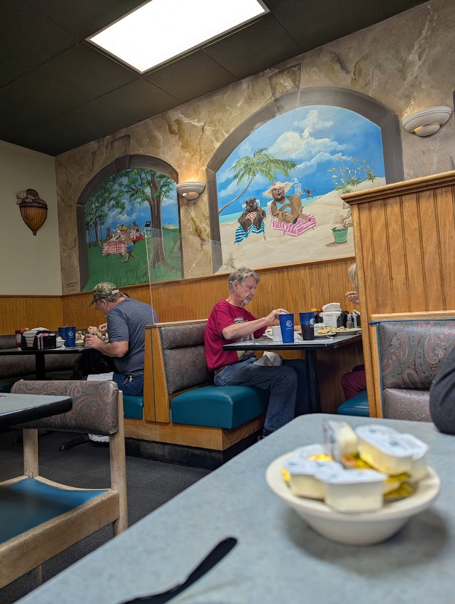 Golden Bear Restaurant - Photo 9