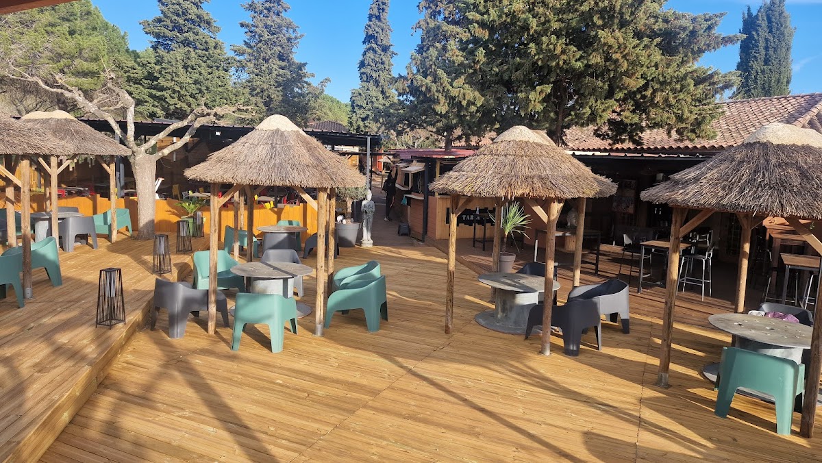 La table du Salagou (à l'intérieur du camping ⛔️ et pas devant)