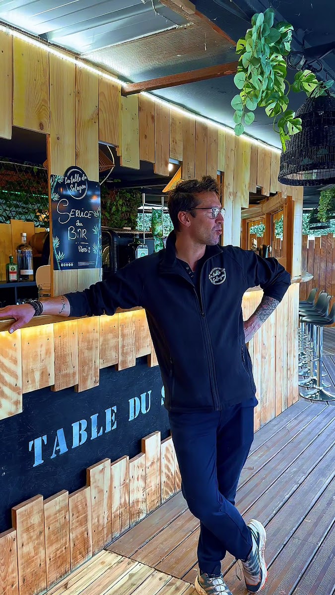 La table du Salagou (à l'intérieur du camping ⛔️ et pas devant) - Photo 1
