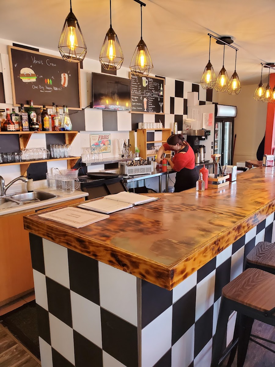 Vera’s Diner - Photo 5