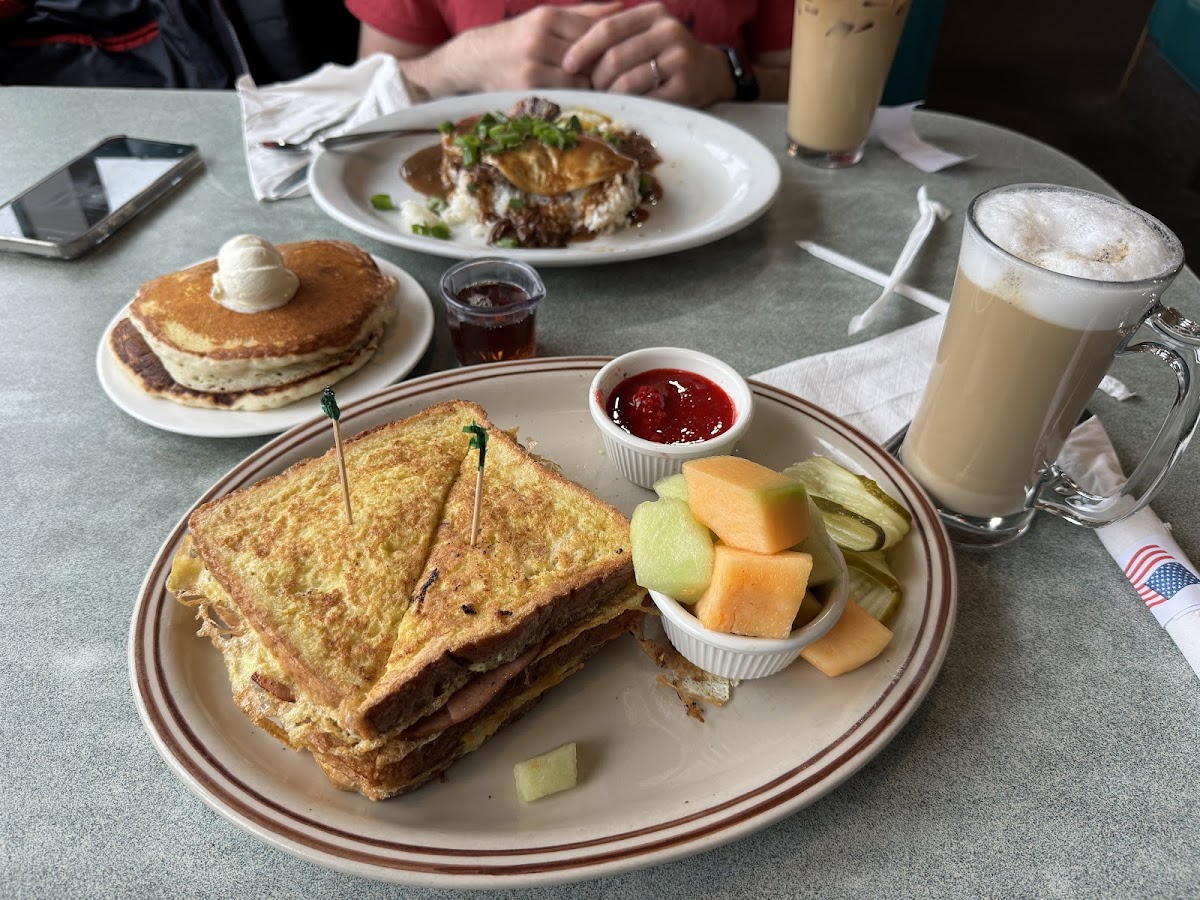 Peter's Cafe - Photo 2
