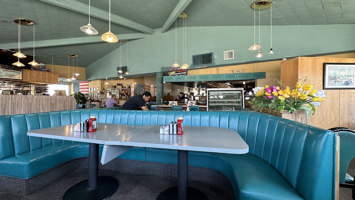 Peter's Cafe - Photo 3