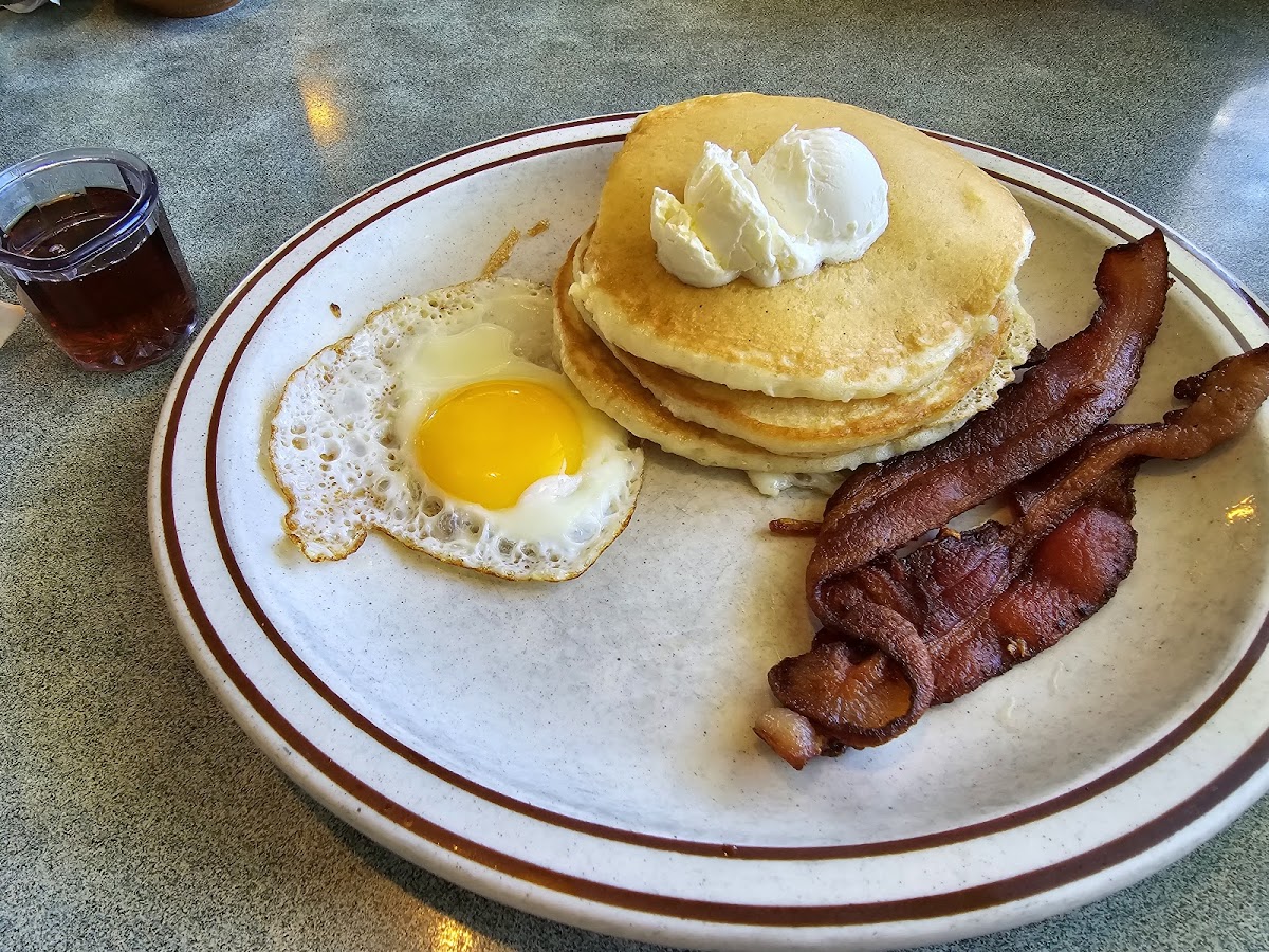 Peter's Cafe - Photo 7
