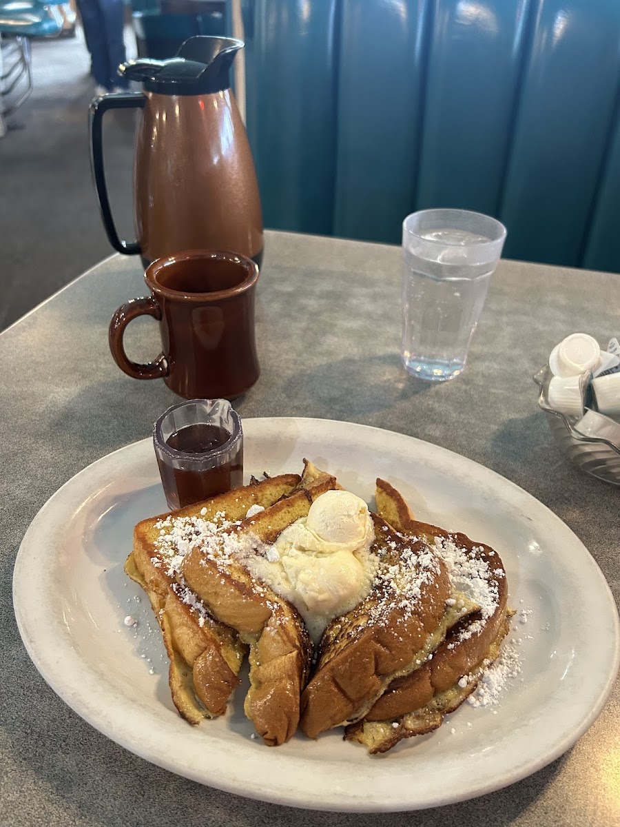 Peter's Cafe - Photo 8