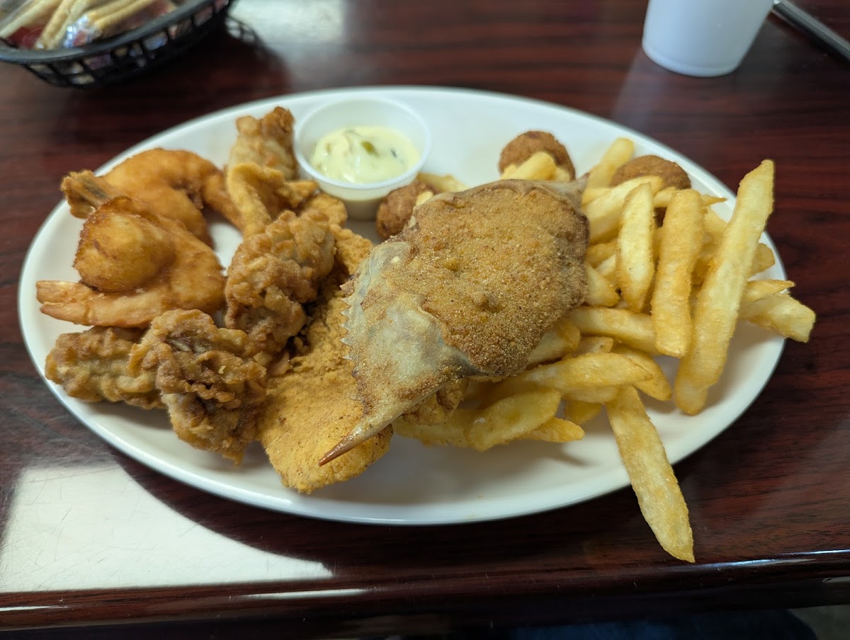 Castaway Seafood Restaurant - Photo 3
