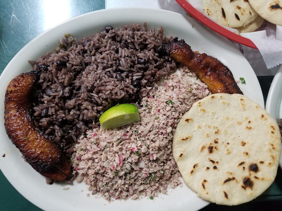 El Buen Gusto Restaurant - Photo 9