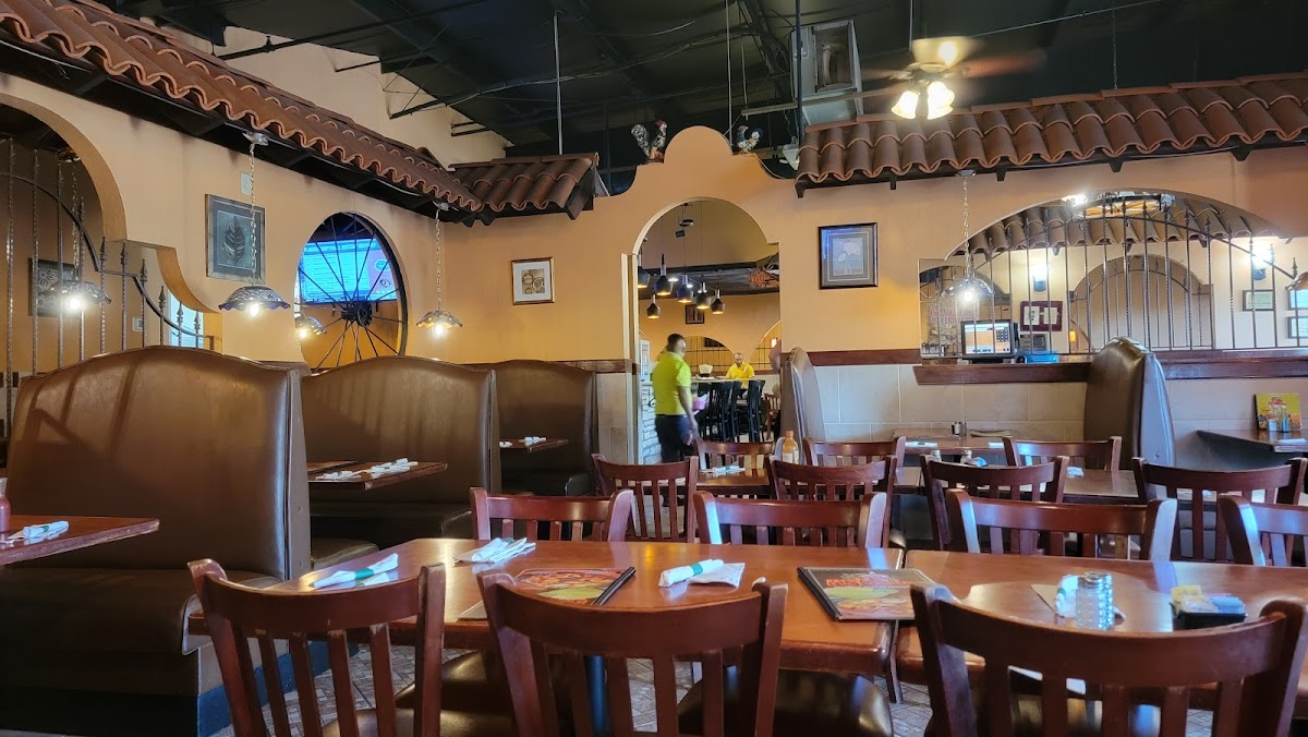 Mis Pueblos Méxican Restaurant - Photo 9