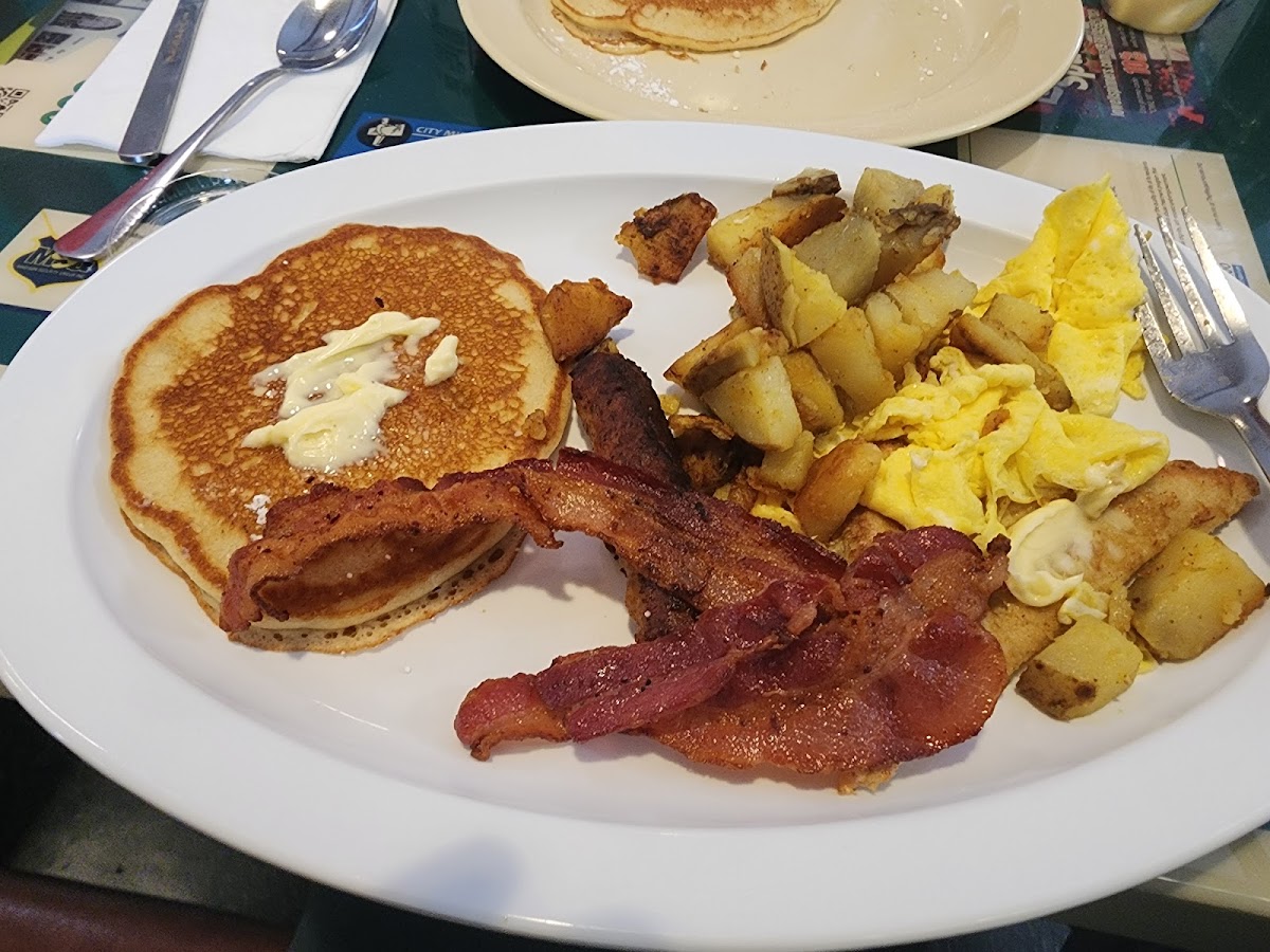 Four Sisters Owl Diner - Photo 1