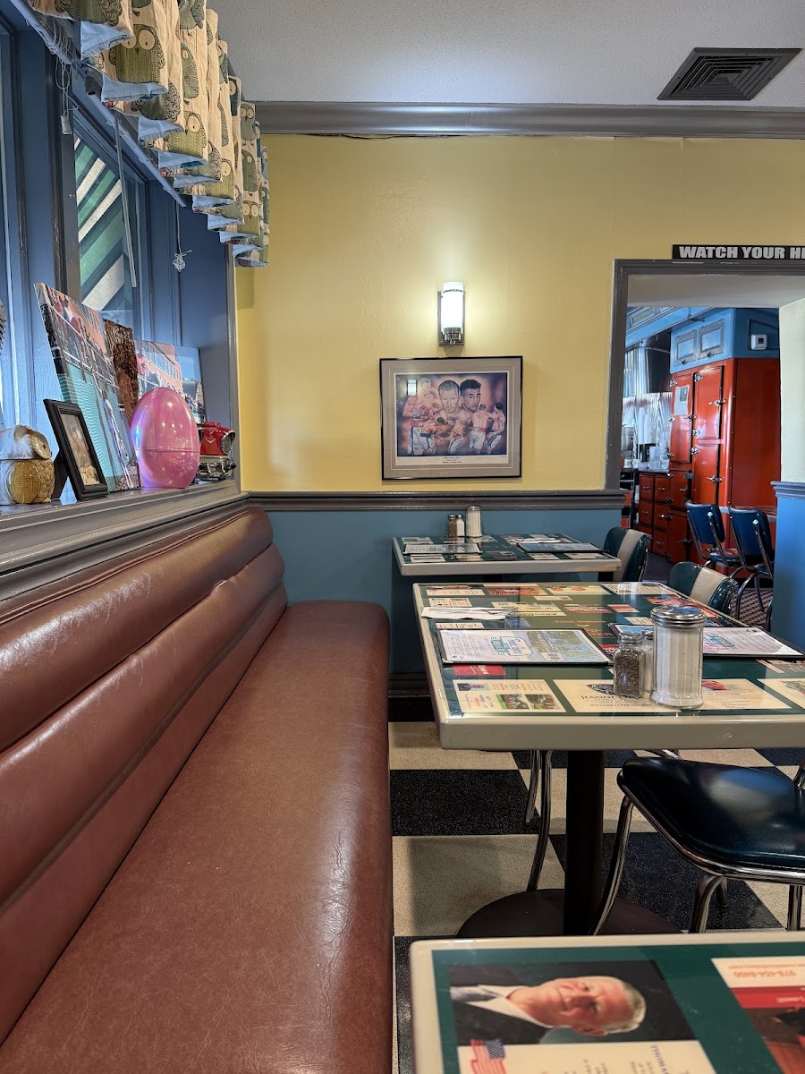 Four Sisters Owl Diner - Photo 8