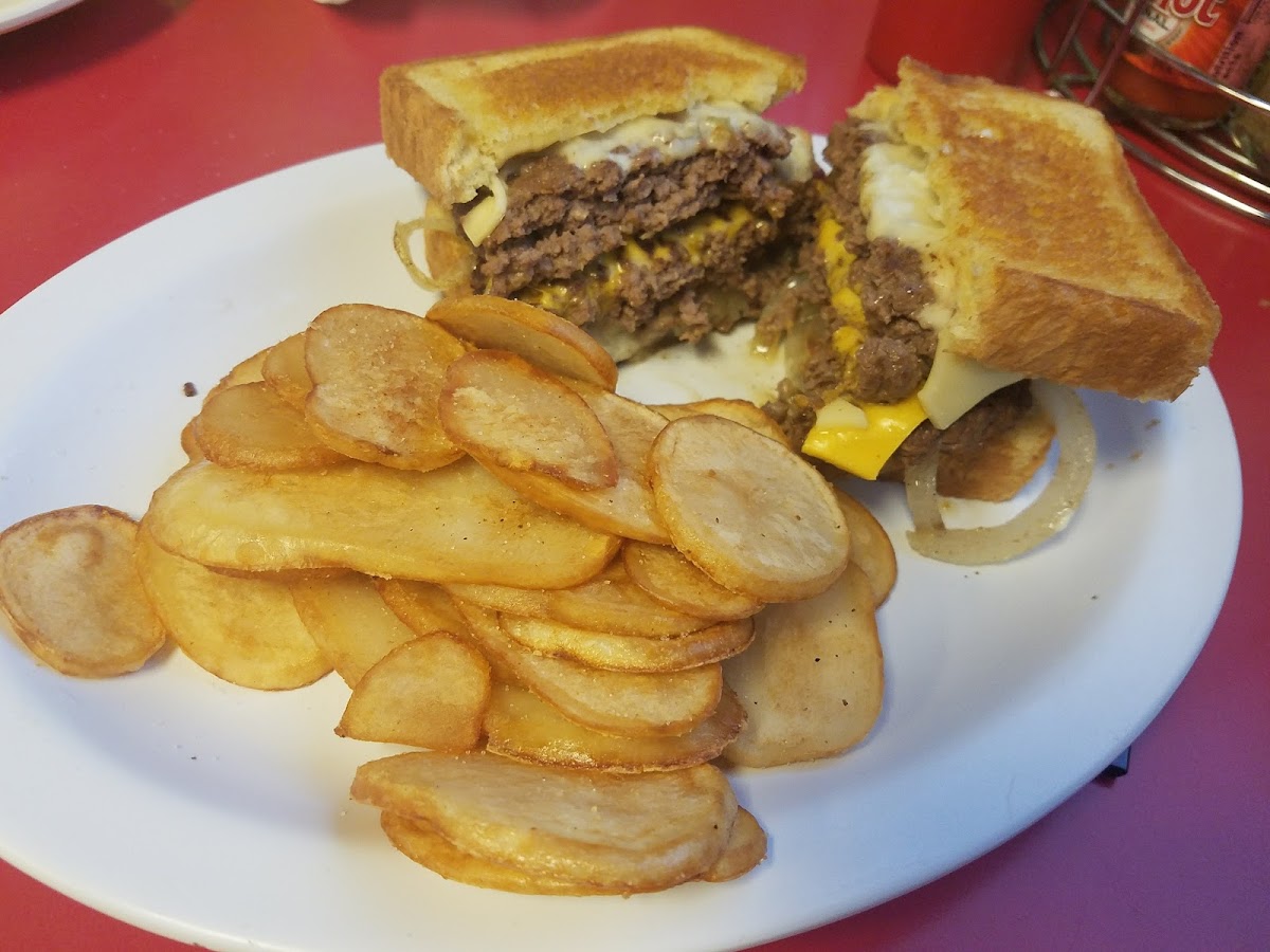 Cliffside Diner - Photo 9