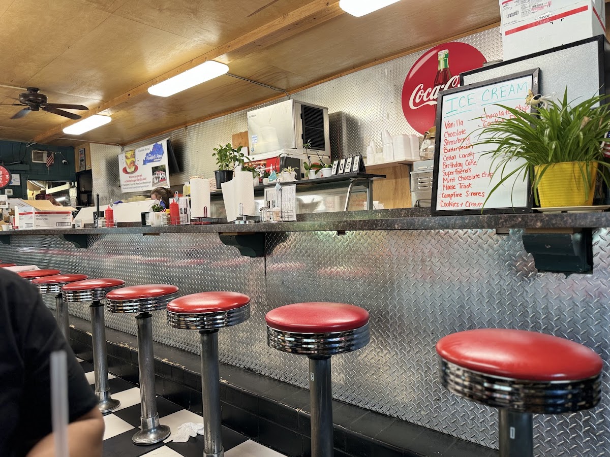 Cliffside Diner - Photo 3