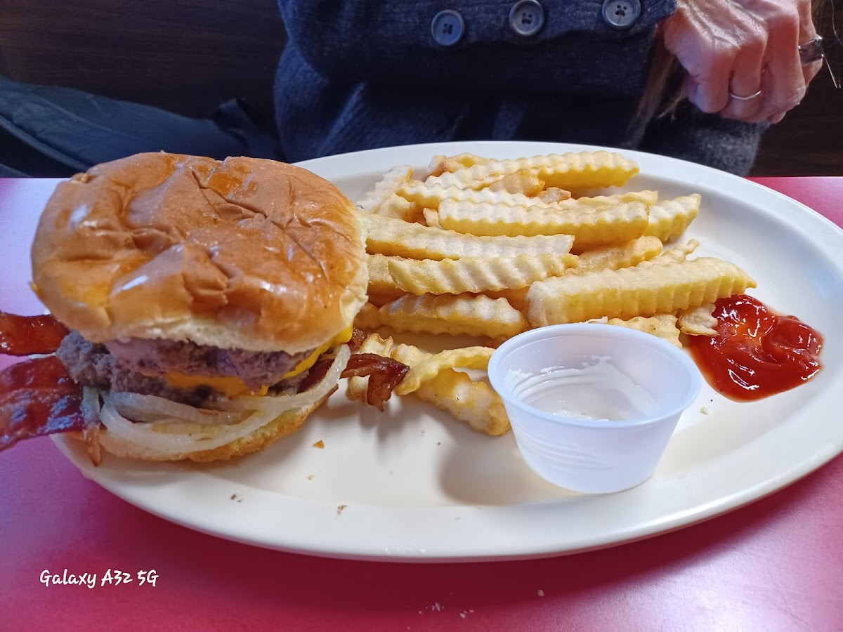 Cliffside Diner - Photo 7