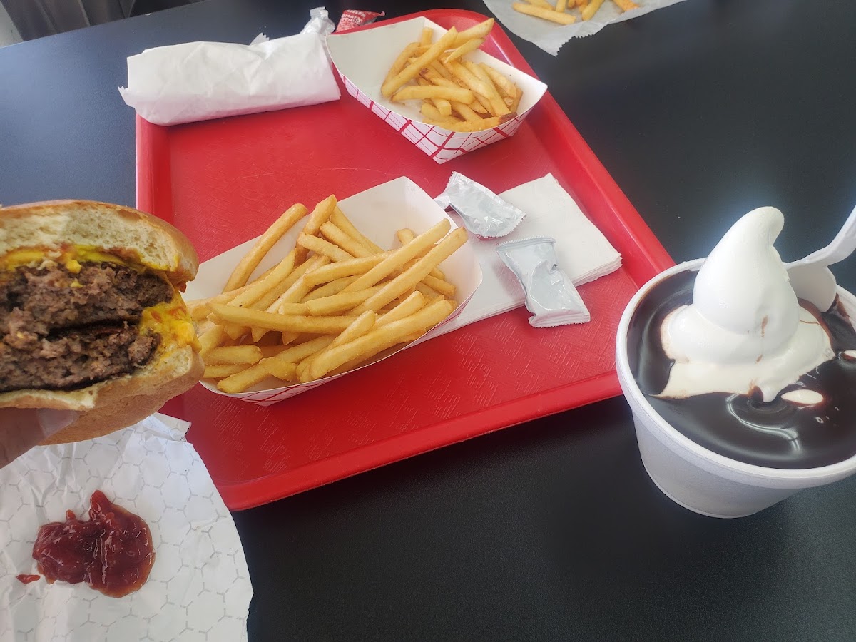 Tony's Coneys - Photo 6