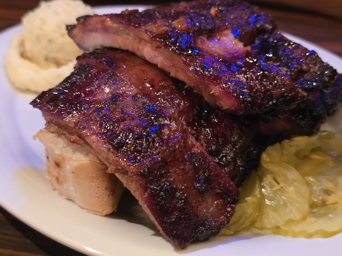 Country Tavern - Photo 2