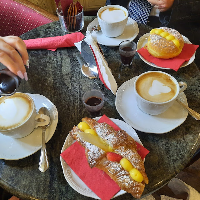 Cappuccino E Croissant Alla Crema