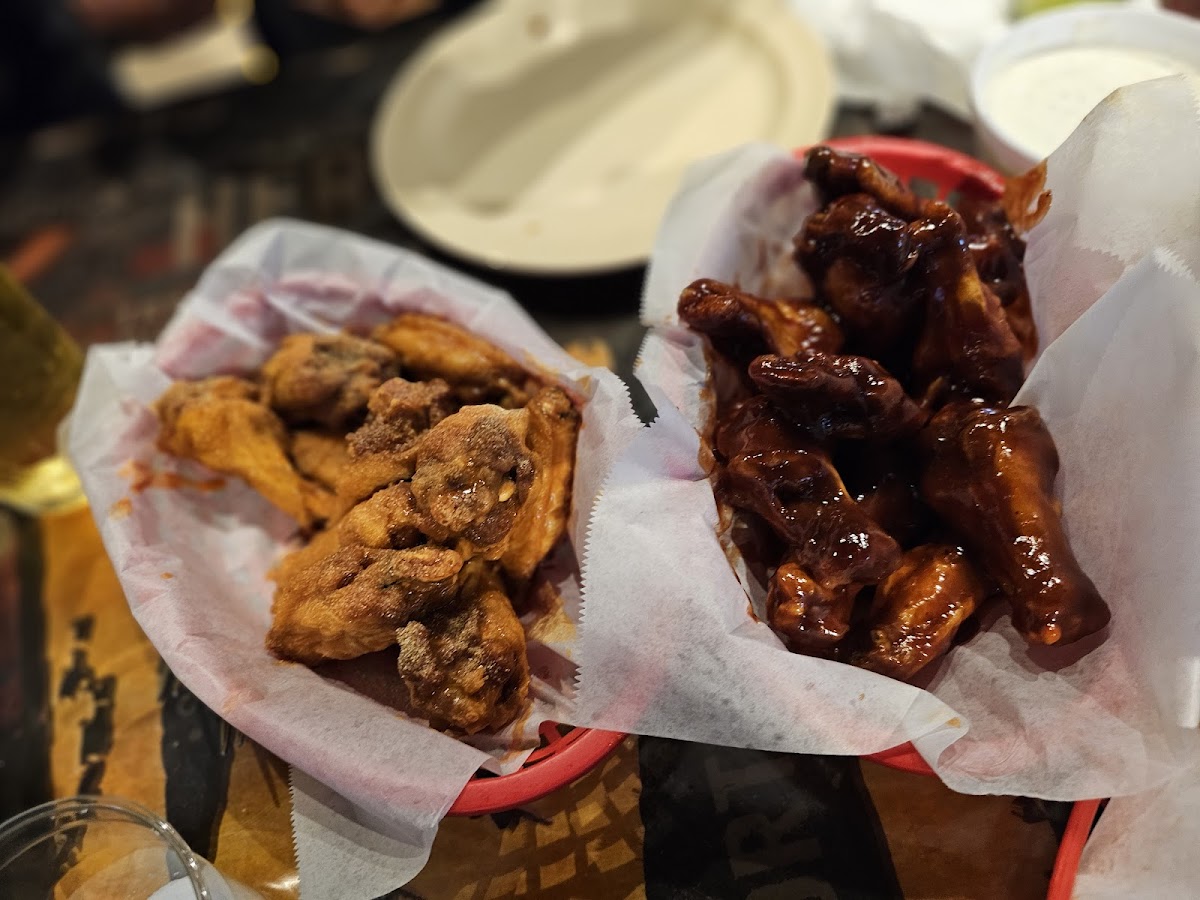 Broadway Buffalo Wings - Photo 2