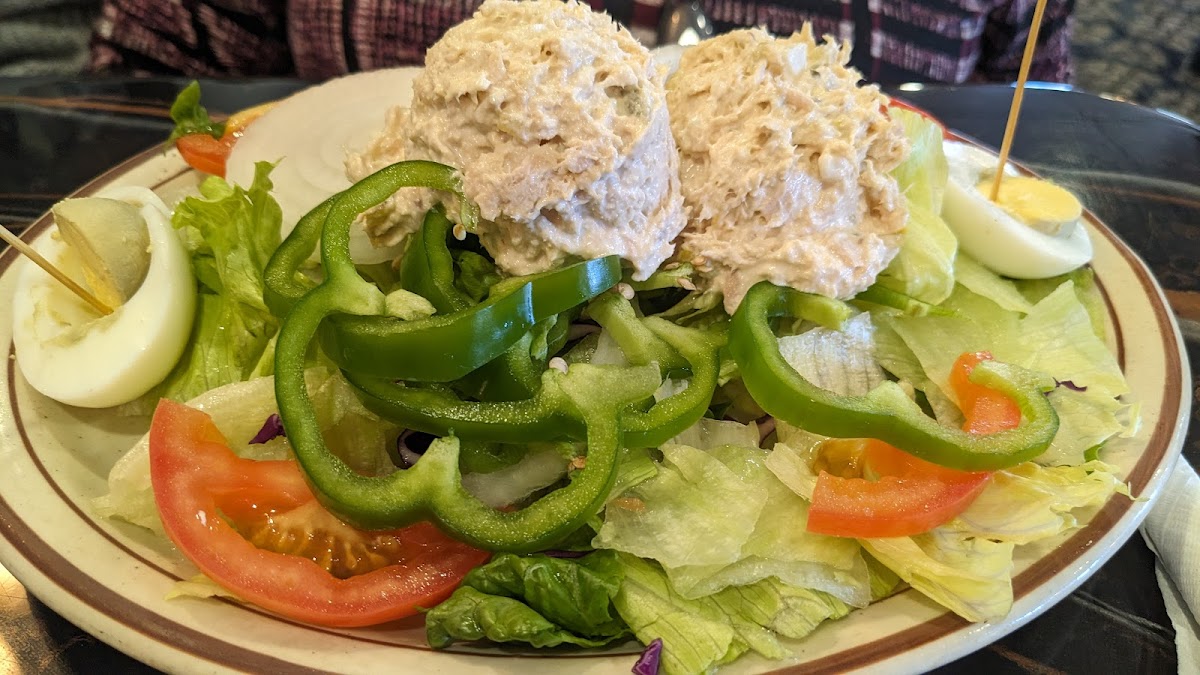 Tiny's Family Restaurant And lounge - Photo 4