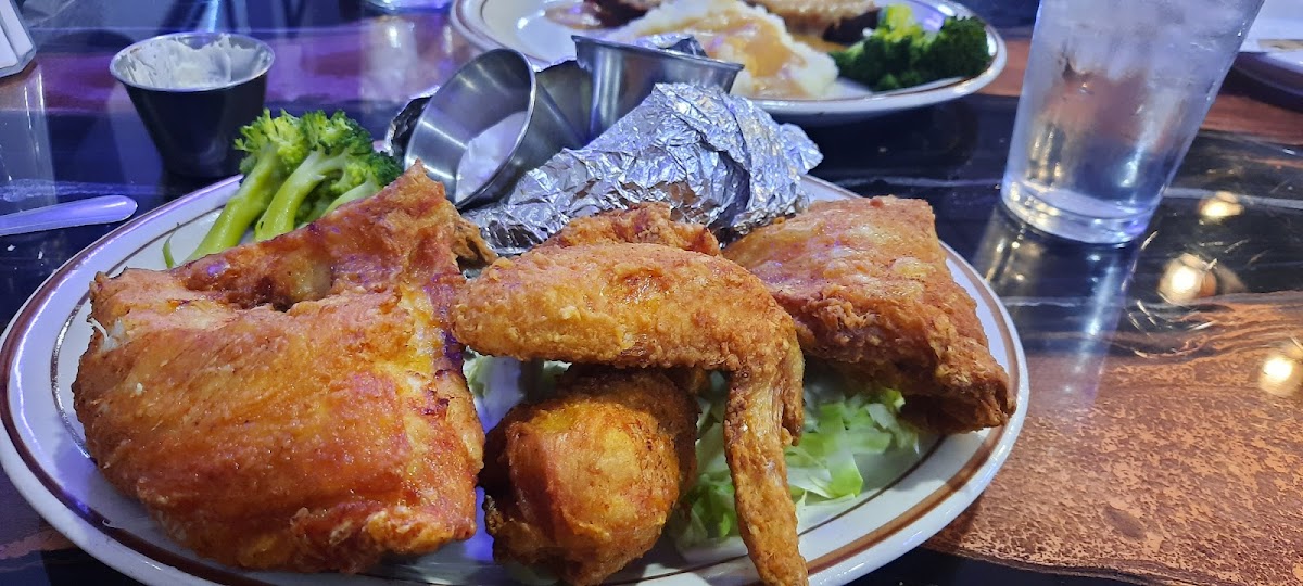 Tiny's Family Restaurant And lounge - Photo 8