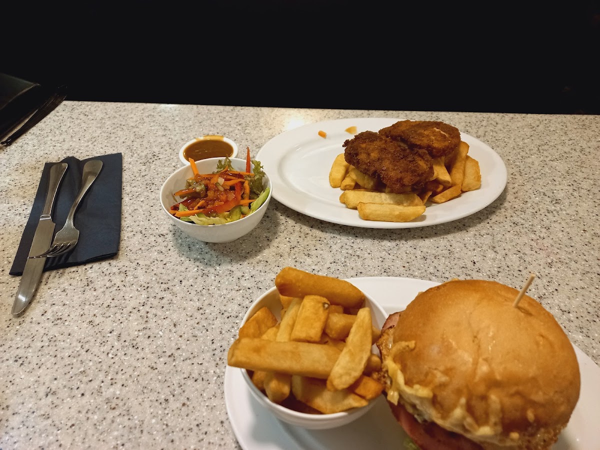 Hoofbeats bar & bistro - Photo 3