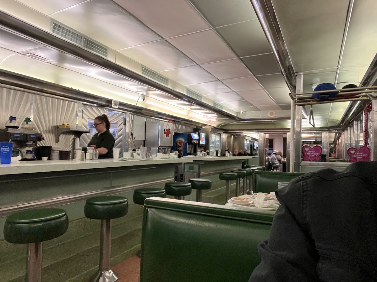 Dean’s Diner - Photo 2