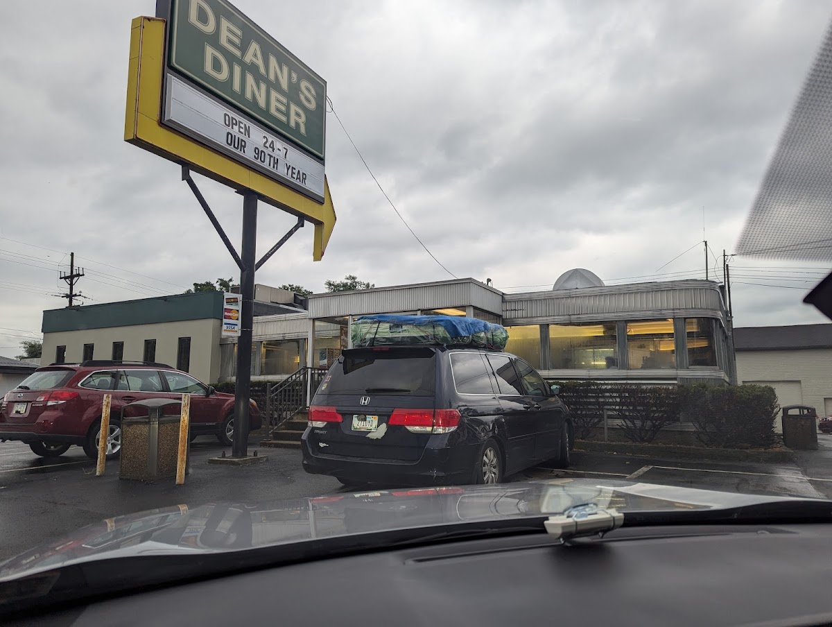 Dean’s Diner - Photo 6
