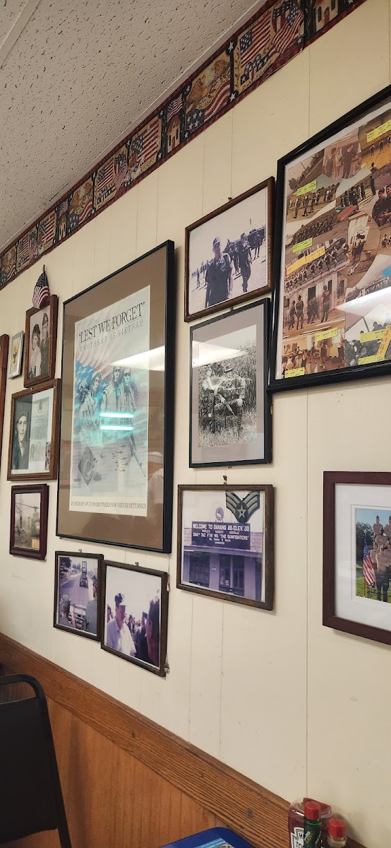 Flo's Airport Cafe - Photo 9