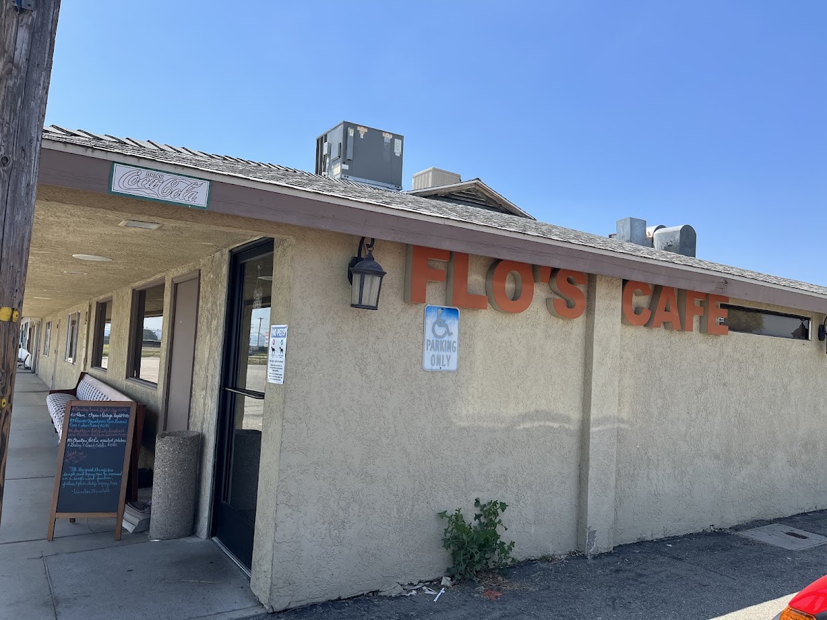 Flo's Airport Cafe - Photo 7
