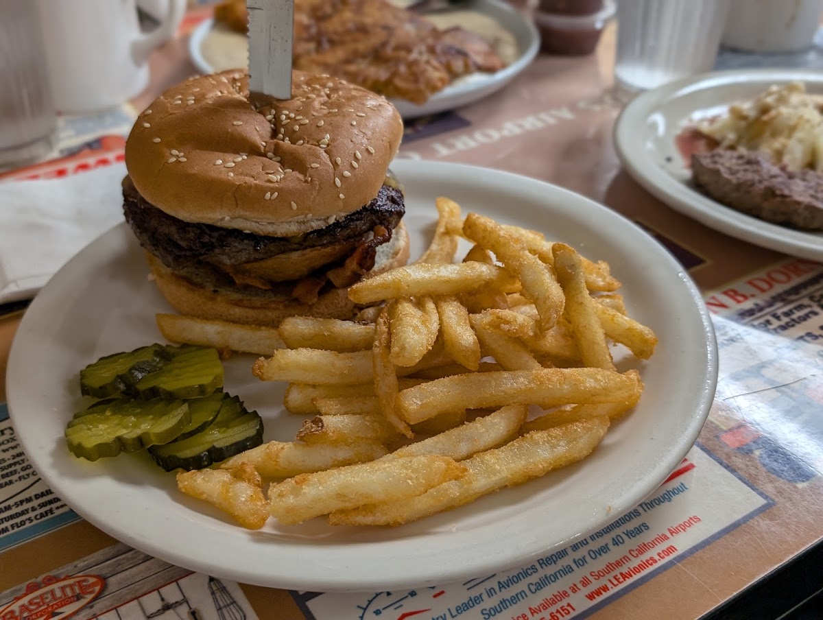 Flo's Airport Cafe - Photo 8