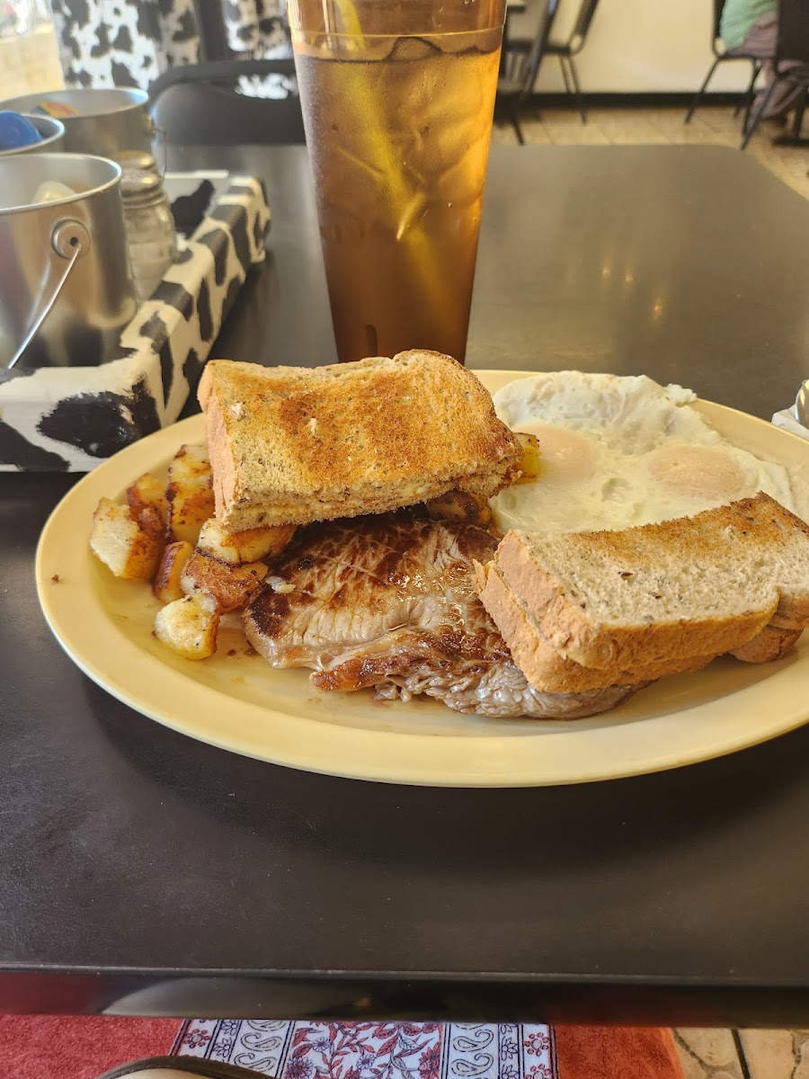 Heffer's Kountry Cafe - Photo 6