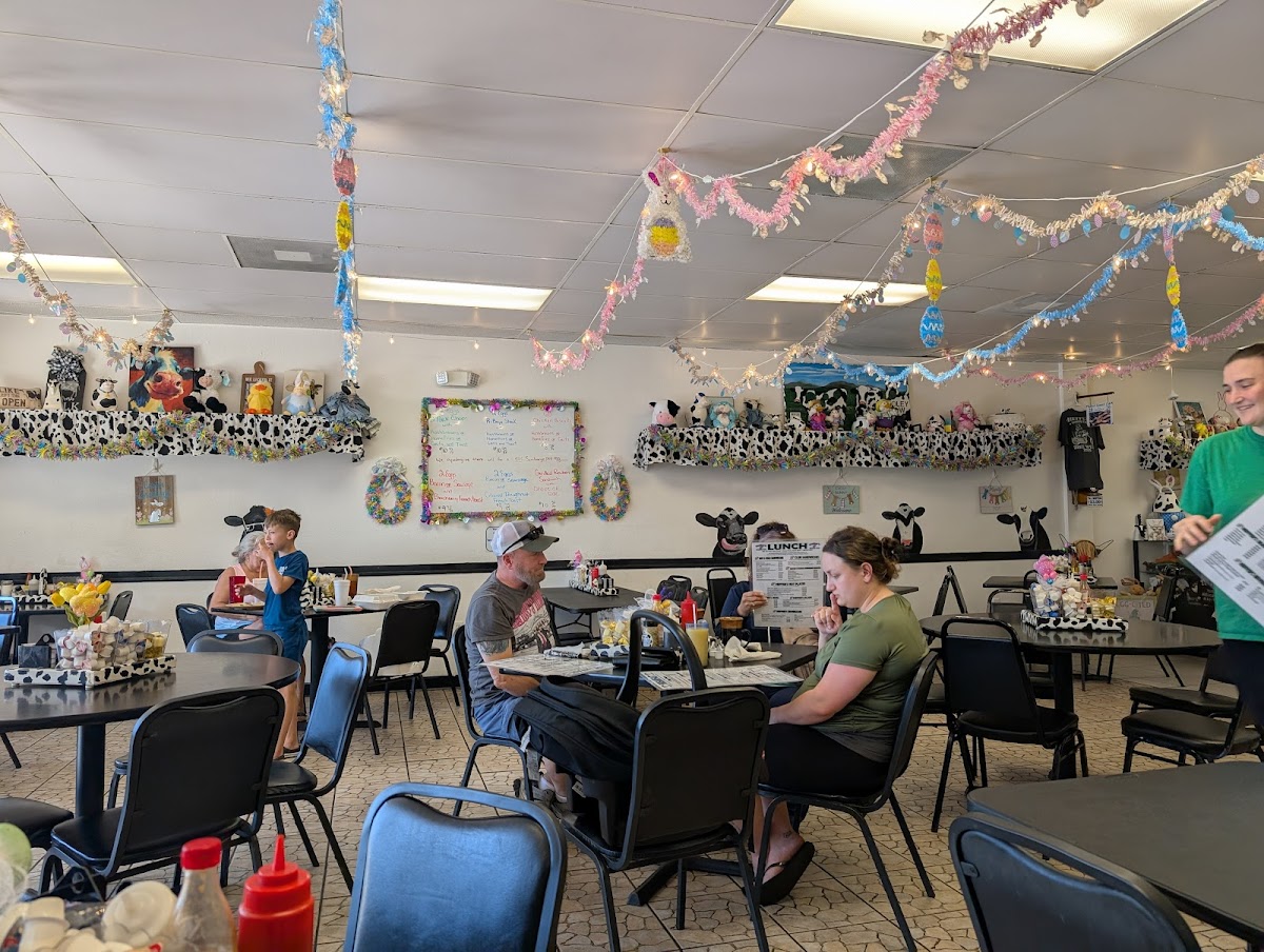 Heffer's Kountry Cafe - Photo 7