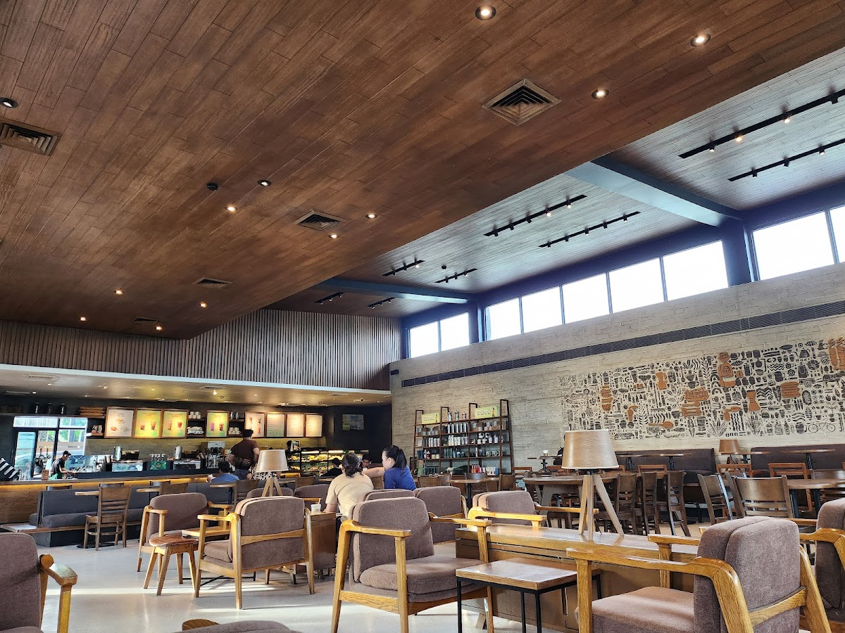 Starbucks™ - Vermosa - Photo 3