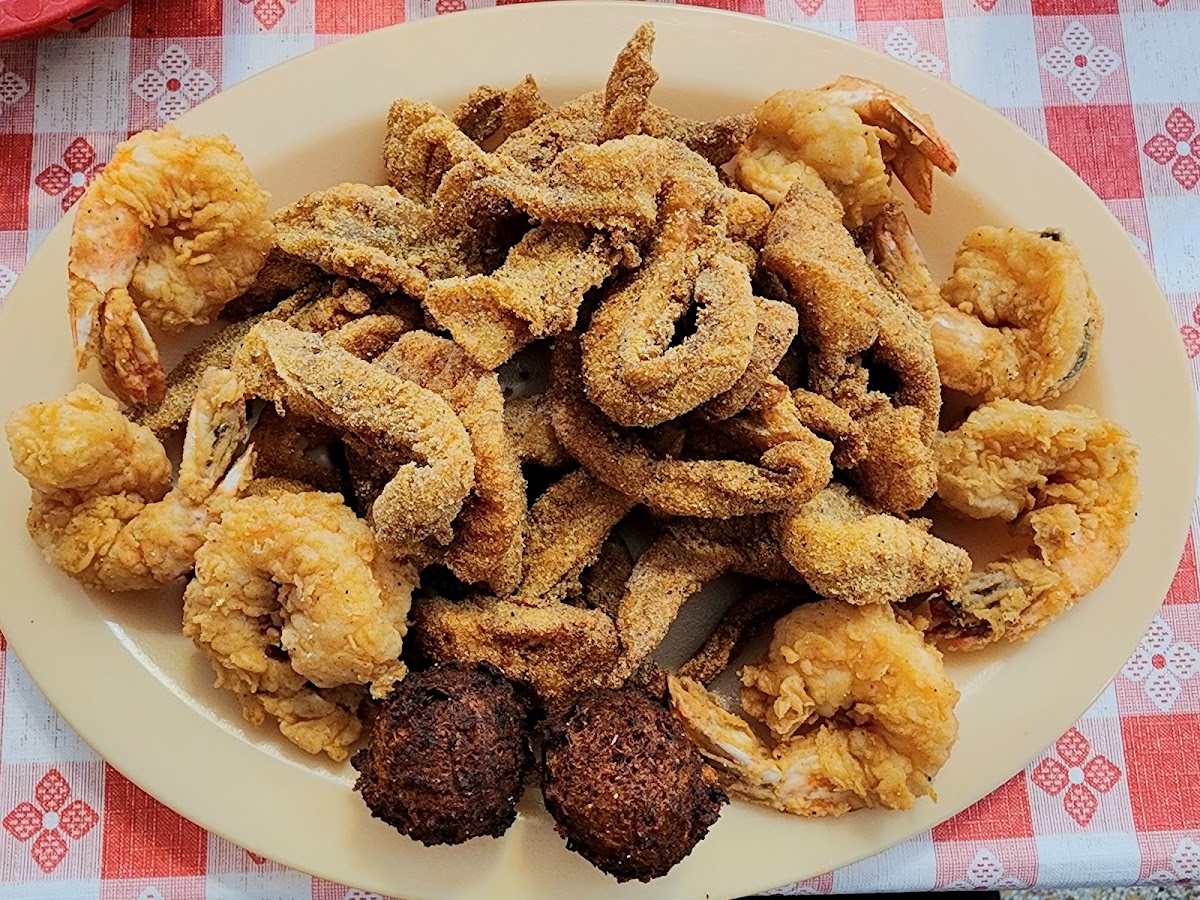 Carl’s Catfish Hut - Photo 1