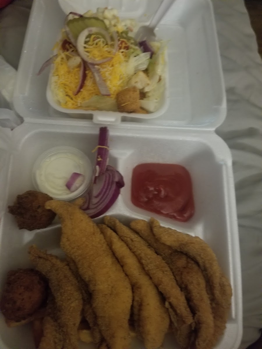 Carl’s Catfish Hut - Photo 4