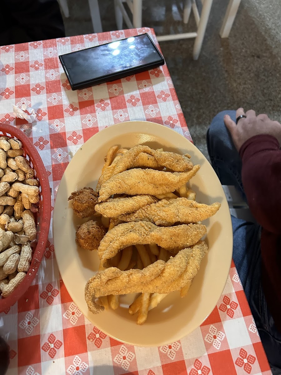 Carl’s Catfish Hut - Photo 6