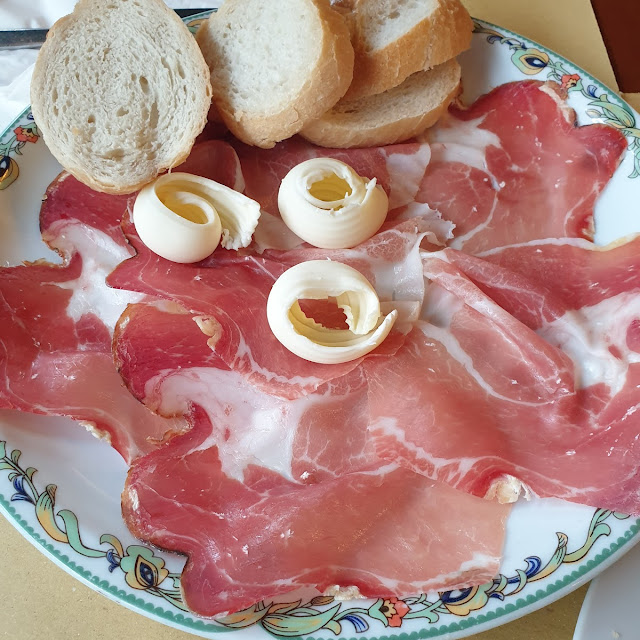 Culatello Di Zibello Con Crostini E Burro