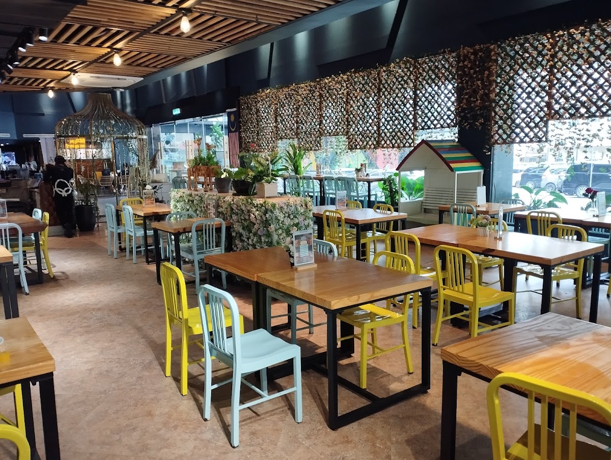 Bluebird Cafe. Bistro. Restaurant - Photo 2