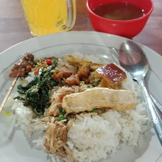 Nasi Babi Guling Dan Jeruk Hangat