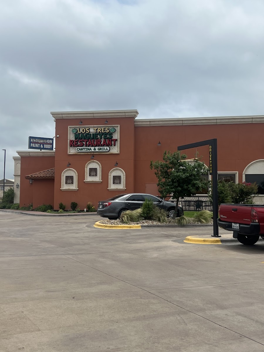 Los Tres Magueyes Cantina & Grill - Photo 4