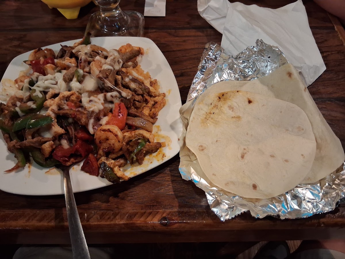 Reyes Taqueria & Cantina - Photo 3