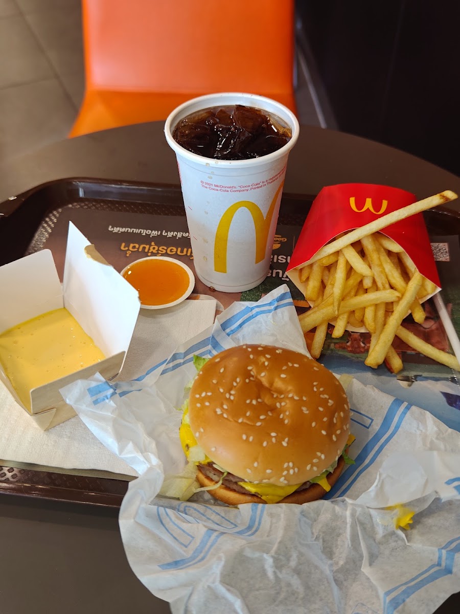 McDonald's - Soi Buakhao - Photo 2