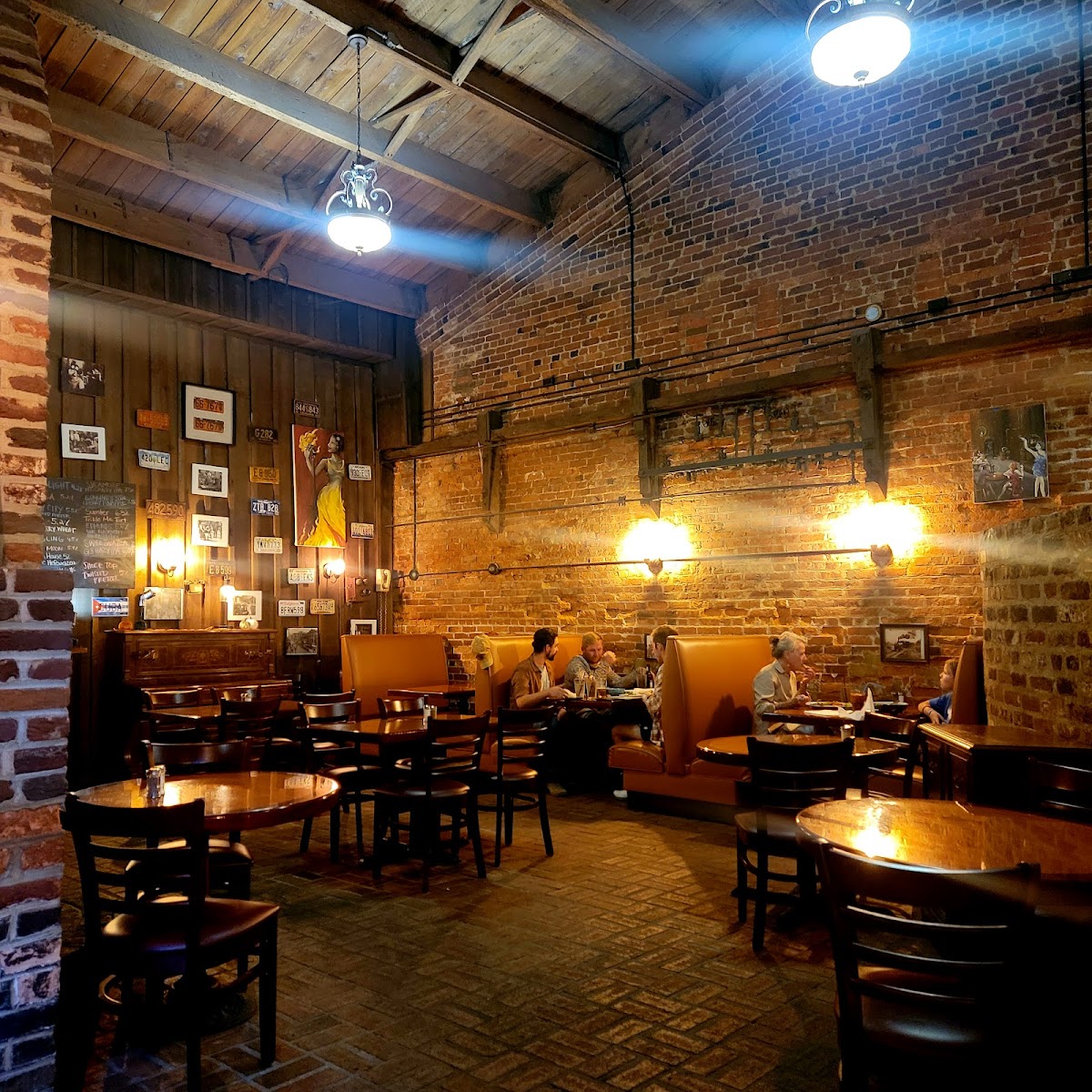 The Icehouse Restaurant - Photo 6