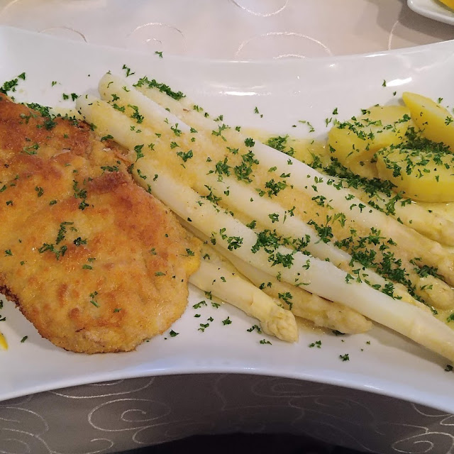 Schnitzel Mit Kartoffeln Und Spargel